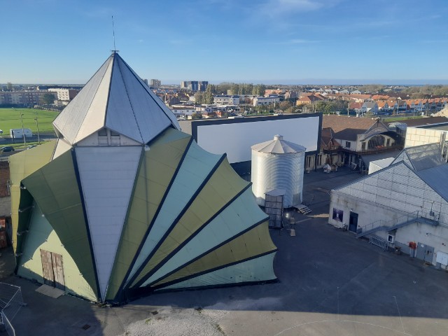 le silo devient soudainement tout petit..